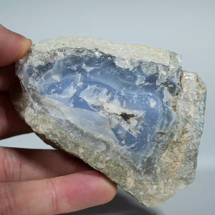 Błękitny agat, Chalcedon Malawi, Naturalny niebieski minerał, dekoracja, prezent, błękit, geoda, minerał (64).webp