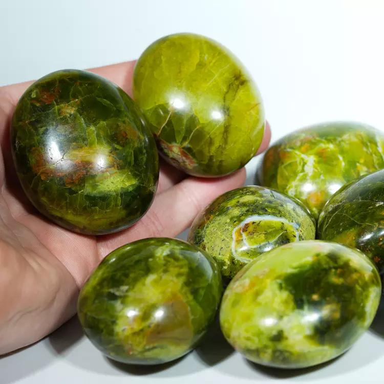 otoczak-kamien-naturalny-minerał-prezent-na-swieta-polerowany (1).webp