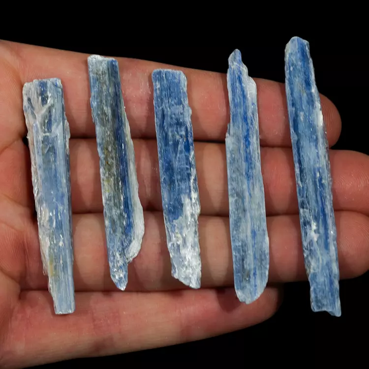Kyanit-surowy-niebieski-kamien-lekki-krysztal-mineral (2) (Copy).webp
