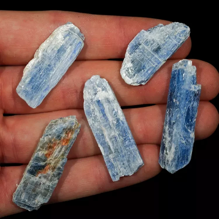 Kyanit-surowy-niebieski-kamien-lekki-krysztal-mineral (1) (Copy).webp