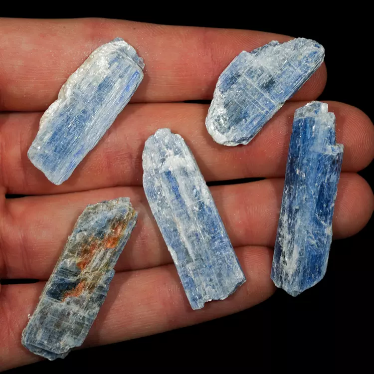 Kyanit-surowy-niebieski-kamien-lekki-krysztal-mineral (1) (Copy).webp