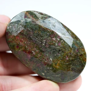kjanit-rubin-klejnot-mineral-duzy-w-skale (1) (Copy).webp