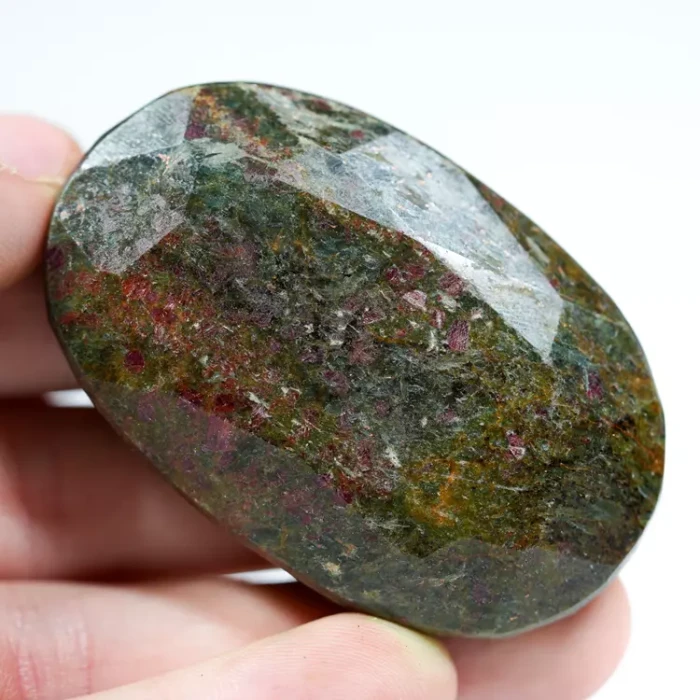 kjanit-rubin-klejnot-mineral-duzy-w-skale (1) (Copy).webp
