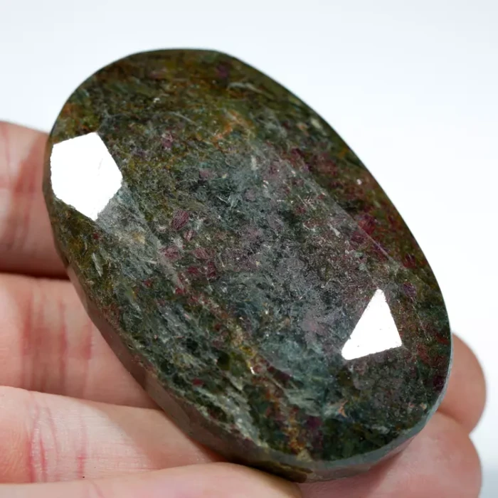 kjanit-rubin-klejnot-mineral-duzy-w-skale (2) (Copy).webp