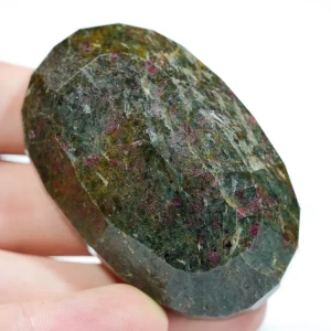 kjanit-rubin-klejnot-mineral-duzy-w-skale (4) (Copy).webp