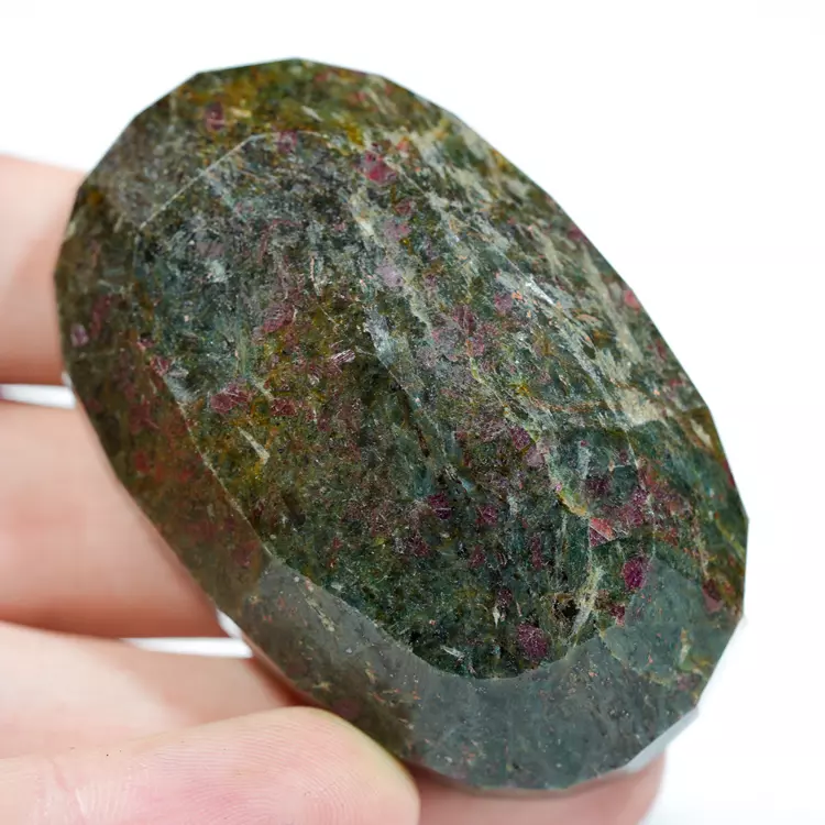 kjanit-rubin-klejnot-mineral-duzy-w-skale (4) (Copy).webp