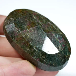 kjanit-rubin-klejnot-mineral-duzy-w-skale (5) (Copy).webp