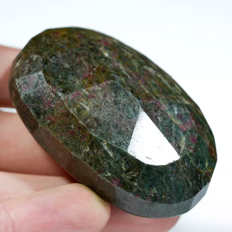 kjanit-rubin-klejnot-mineral-duzy-w-skale (5) (Copy).webp