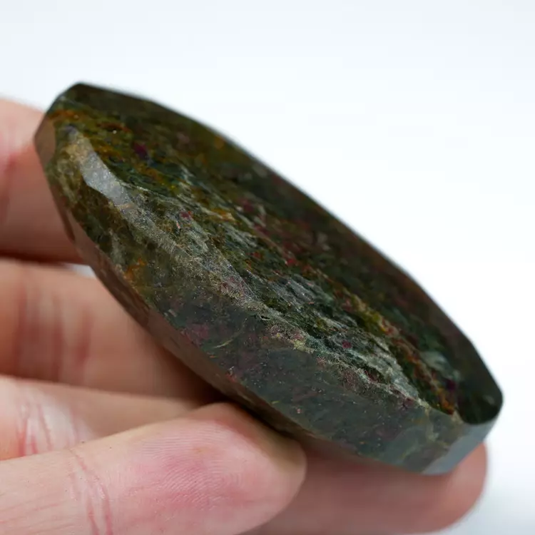 kjanit-rubin-klejnot-mineral-duzy-w-skale (3) (Copy).webp