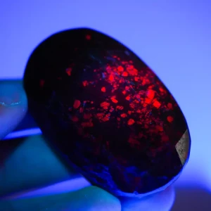 swieci-w-uv-rubin-naturalny-klejnot-kyanit (10) (Copy).webp