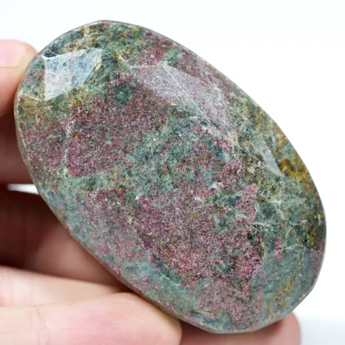 kjanit-rubin-klejnot-mineral-duzy-w-skale (11) (Copy).webp