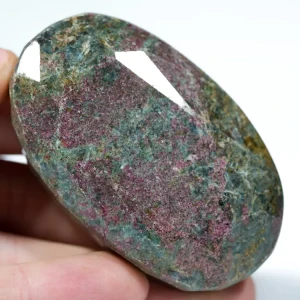 kjanit-rubin-klejnot-mineral-duzy-w-skale (12) (Copy).webp