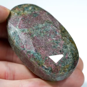 kjanit-rubin-klejnot-mineral-duzy-w-skale (13) (Copy).webp