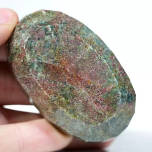 kjanit-rubin-klejnot-mineral-duzy-w-skale (14) (Copy).webp
