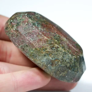 kjanit-rubin-klejnot-mineral-duzy-w-skale (15) (Copy).webp