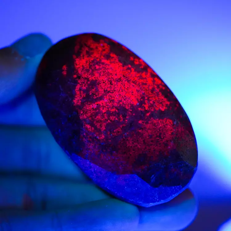 swieci-w-uv-rubin-naturalny-klejnot-kyanit (7) (Copy).webp