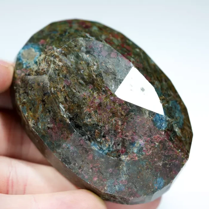 kjanit-rubin-klejnot-mineral-duzy-w-skale (16) (Copy).webp