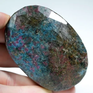 kjanit-rubin-klejnot-mineral-duzy-w-skale (18) (Copy).webp