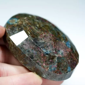 kjanit-rubin-klejnot-mineral-duzy-w-skale (17) (Copy).webp