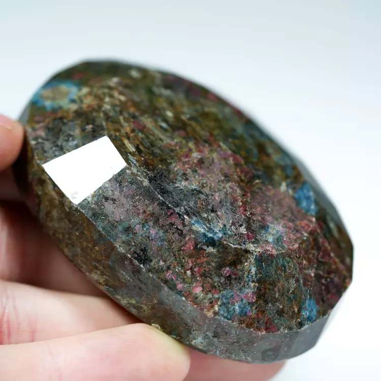 kjanit-rubin-klejnot-mineral-duzy-w-skale (17) (Copy).webp