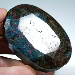 kjanit-rubin-klejnot-mineral-duzy-w-skale (19) (Copy).webp