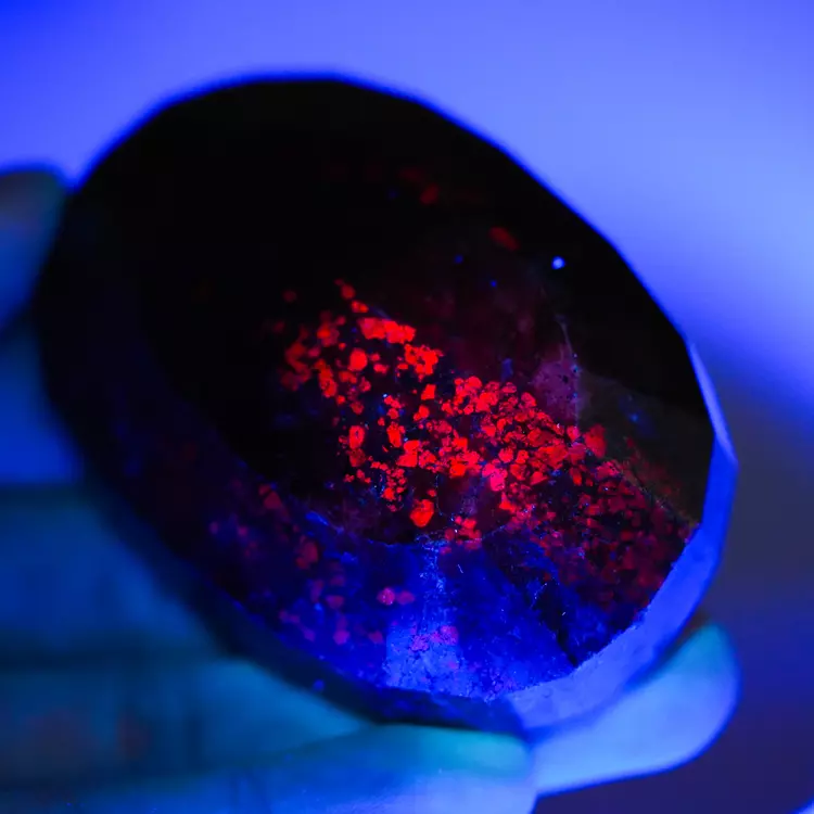 swieci-w-uv-rubin-naturalny-klejnot-kyanit (6) (Copy).webp