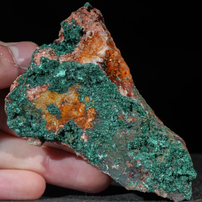 malachit-maroko-na-skale-mineral-naturalny-krysztal (1) (Copy).webp