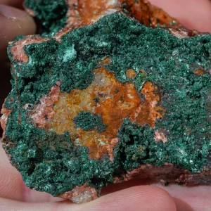 malachit-maroko-na-skale-mineral-naturalny-krysztal (4) (Copy).webp
