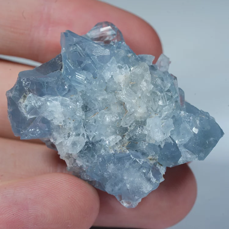 celestyn-naturalne-niebieskie-krysztaly-mineraly (2).webp