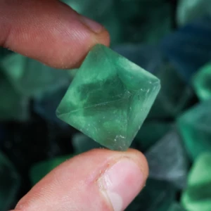 surowy-fluoryt-naturalny-romb-szescian (2).webp