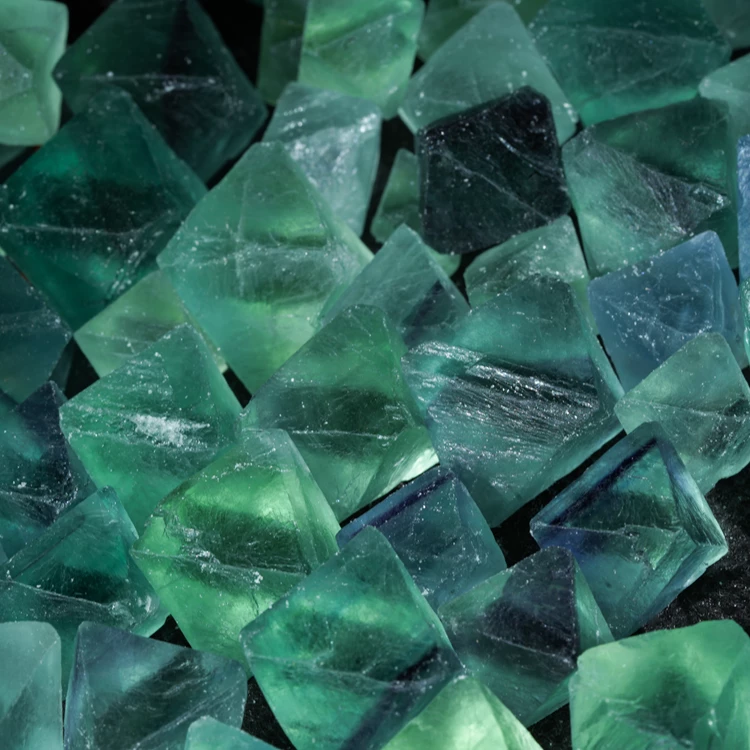 surowy-fluoryt-naturalny-romb-szescian (3).webp