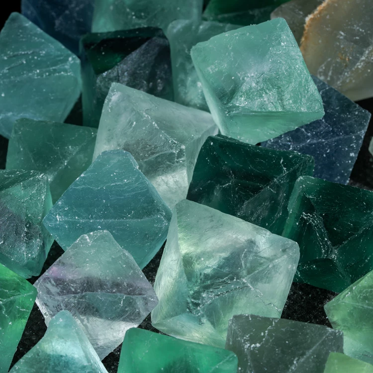 surowy-fluoryt-naturalny-romb-szescian (5).webp