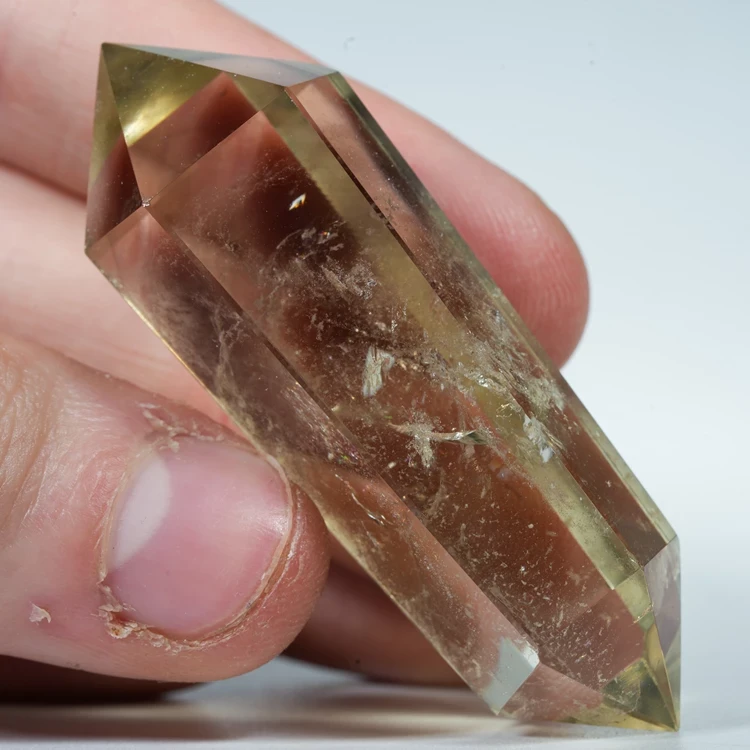 cytryn-przezroczysty-krysztal-zolty-kamien (13).webp