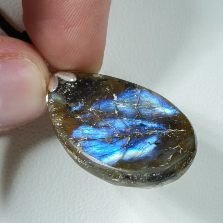 wisiorek-z-kamienia-naturalnego-mineraly (100).webp