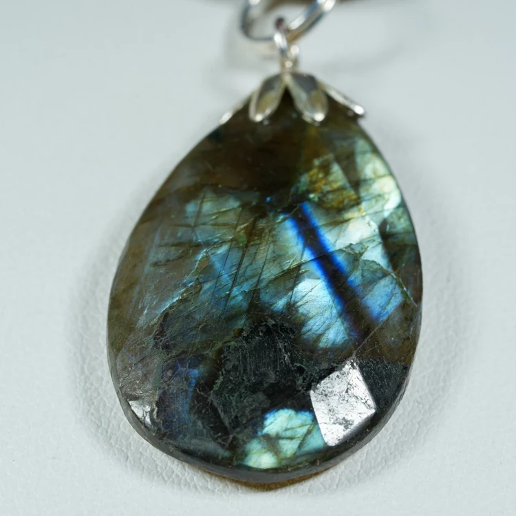 wisiorek-z-kamienia-naturalnego-mineraly (114).webp