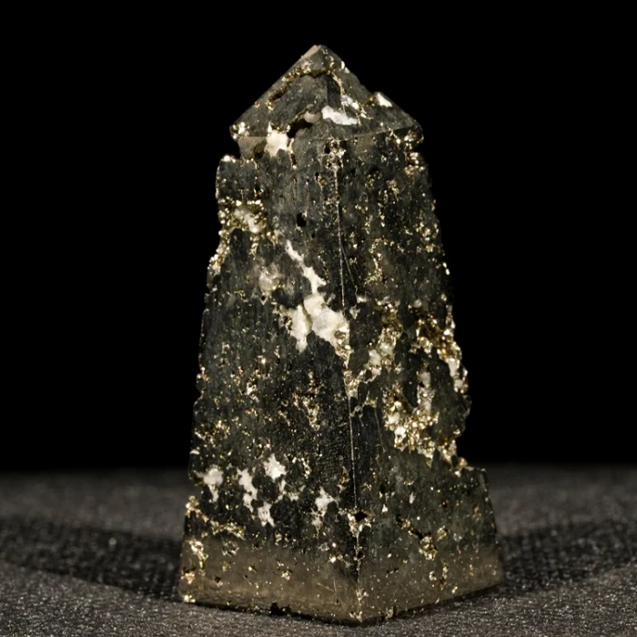 piryt-zloty-kamien-naturalny-pirytowe (37).webp