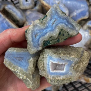 agaty-niebieskie-surowe-chalcedony (3).webp