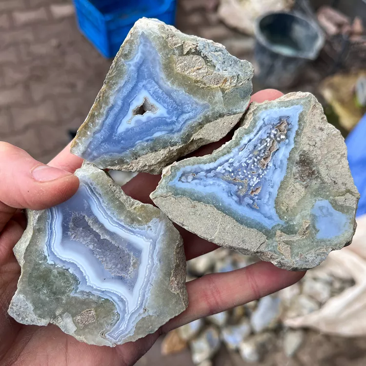 agaty-niebieskie-surowe-chalcedony (4).webp