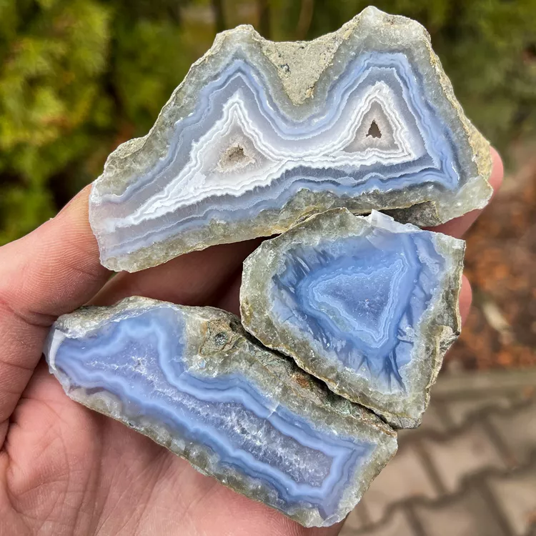 agaty-niebieskie-surowe-chalcedony (6).webp