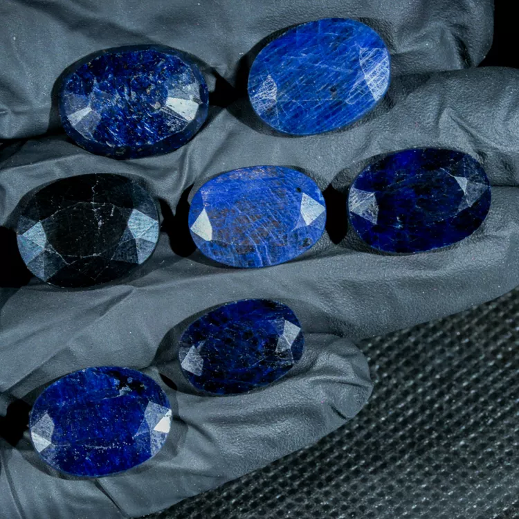 szafir-naturalny-niebieski-klejnot-szlachetny (11).webp
