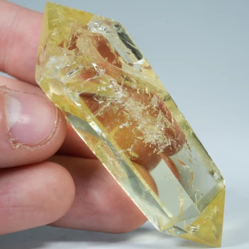 cytryn-przezroczysty-krysztal-zolty-kamien (77).webp