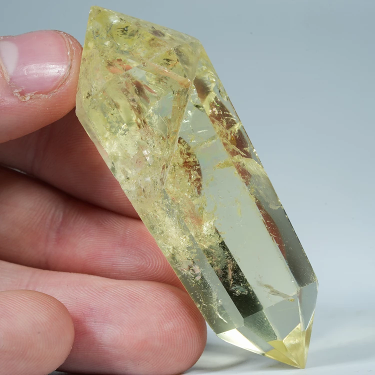 cytryn-przezroczysty-krysztal-zolty-kamien (78).webp