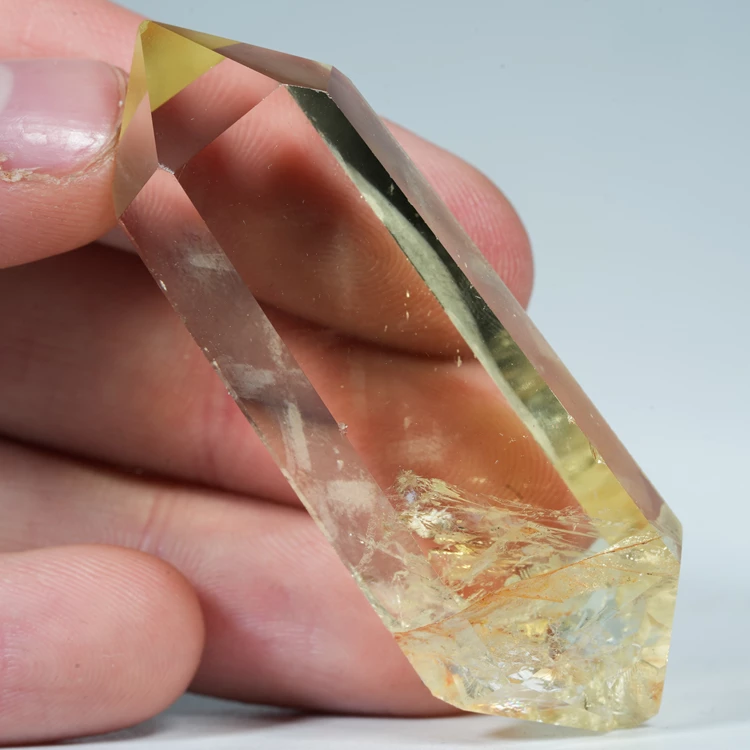 cytryn-przezroczysty-krysztal-zolty-kamien (80).webp