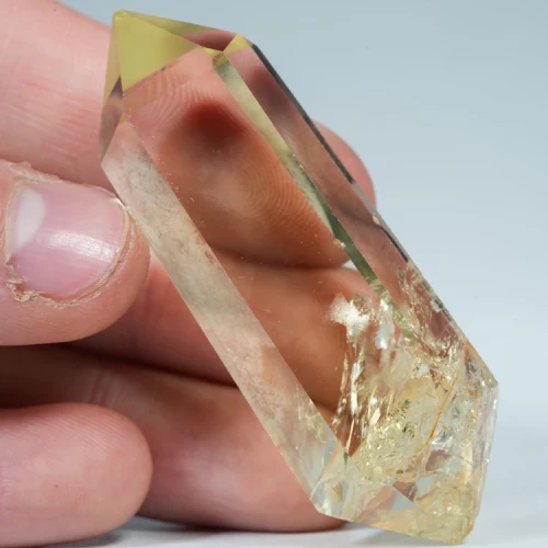 cytryn-przezroczysty-krysztal-zolty-kamien (81).webp