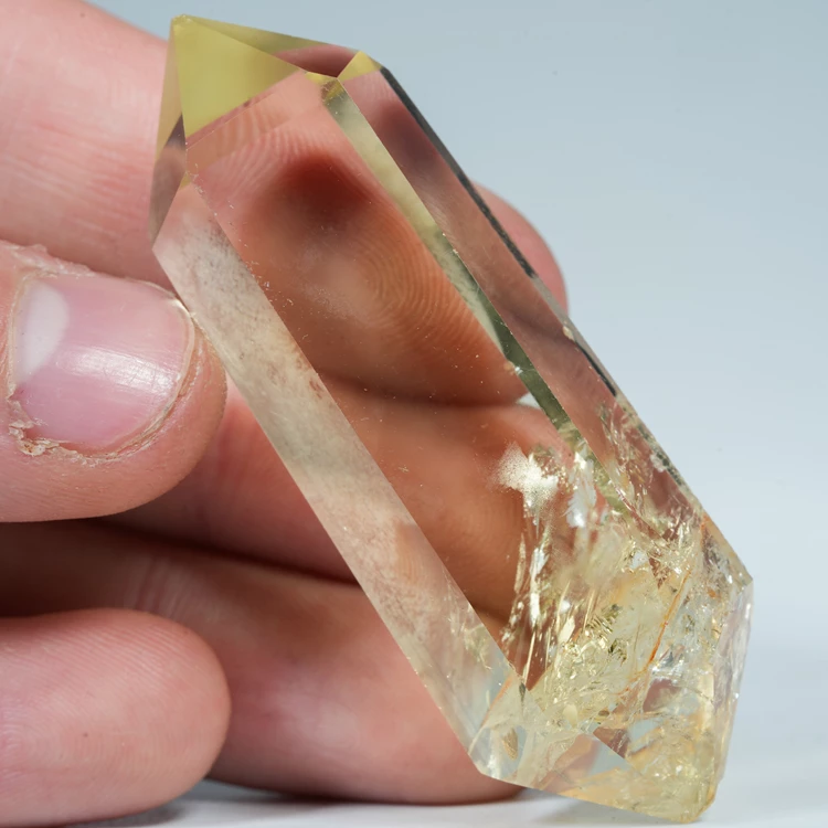 cytryn-przezroczysty-krysztal-zolty-kamien (81).webp