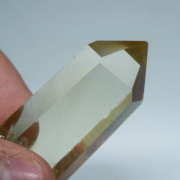 cytryn-przezroczysty-krysztal-zolty-kamien (82).webp