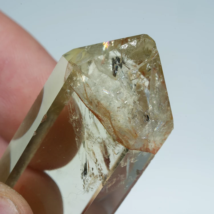 cytryn-przezroczysty-krysztal-zolty-kamien (83).webp