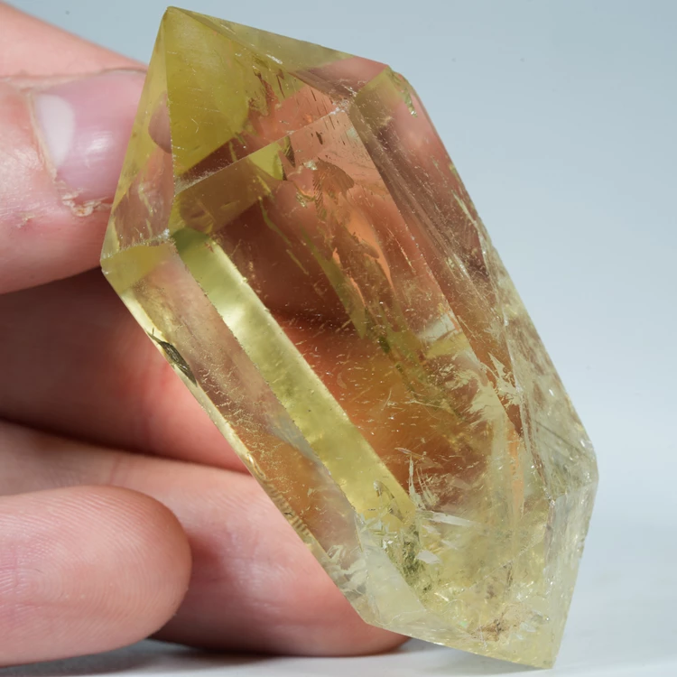 cytryn-przezroczysty-krysztal-zolty-kamien (84).webp