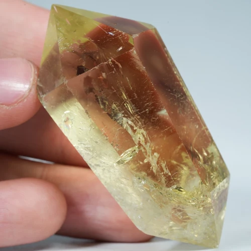 cytryn-przezroczysty-krysztal-zolty-kamien (85).webp