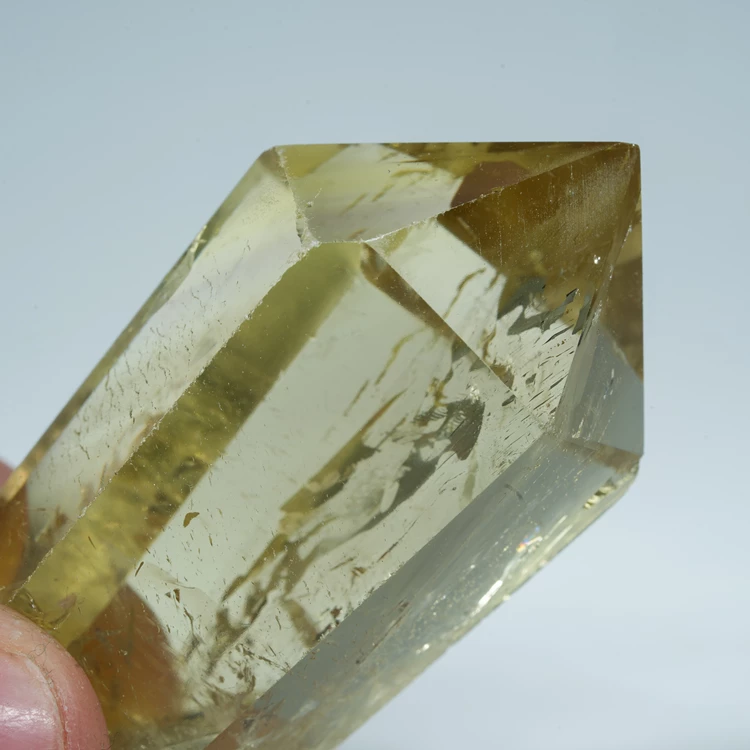 cytryn-przezroczysty-krysztal-zolty-kamien (86).webp